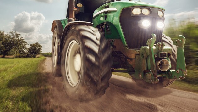 The tractor driver committed a hit-and-run (symbolic image). (Bild: ©photoschmidt - stock.adobe.com)