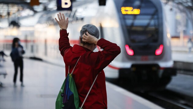 ÖBB und Westbahn bieten bei Verspätungen wegen Schnee Rückerstattungen wie gewohnt an. (Bild: APA/dpa/Oliver Berg)