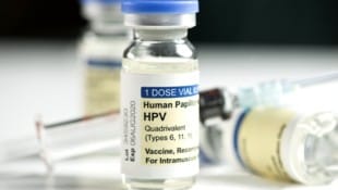 Zum Schutz vor HPV werden meist zwei Teilimpfungen verabreicht. 
