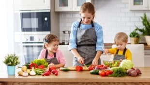 Dem Kochen sollte nicht nur daheim der richtige Stellenwert gegeben werden.  (Bild: JenkoAtaman/stock.adobe.com)