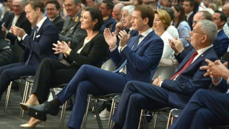 Kurz und Van der Bellen zeigten sich beim Gemeindetag beeindruckt von der Arbeit der heimischen Bürgermeister. (Bild: APA/HERBERT PFARRHOFER)