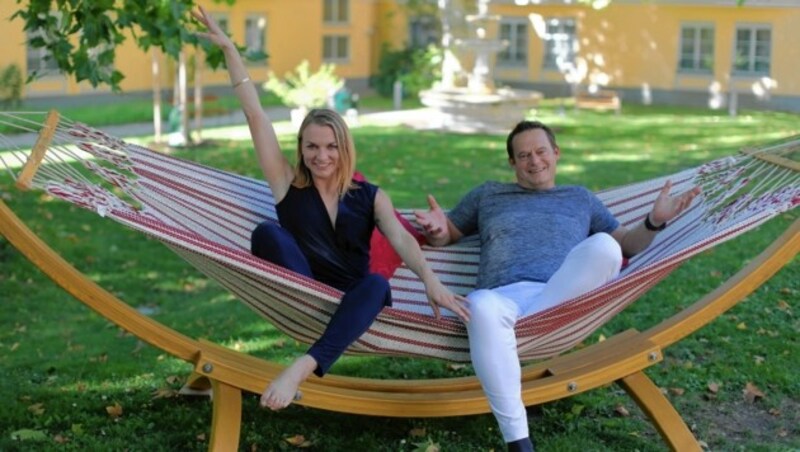 Tiefenentspannt vor dem Tanz auf dem Parkett: Otto Konrad & Redakteurin Marie Leopoldsberger (Bild: Gerhard Bartel)