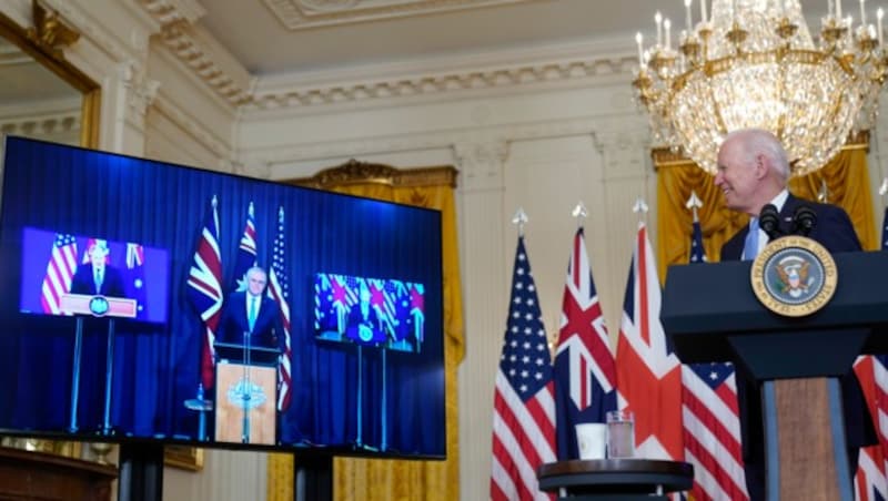 US-Präsident Joe Biden verkündete mit dem australischen Premier Scott Morrison und dessen britischen Amtskollegen Boris Johnson den Pakt. (Bild: Associated Press)