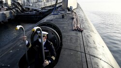 Ein französischer Offizier steigt aus einem U-Boot - der milliardenschwere Deal Frankreichs mit Australien über eine ganze Flotte ist Mitte September geplatzt. (Bild: AFP)