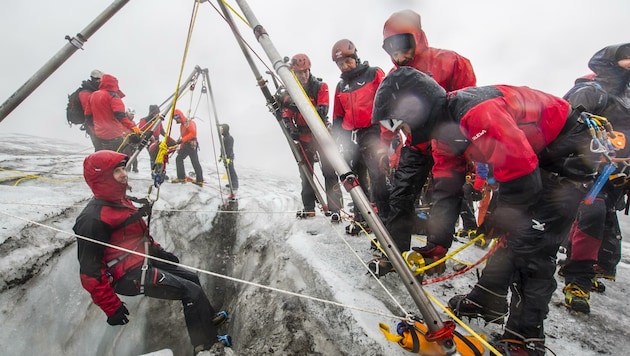 Die Bergretter übten gemeinsam auf dem Stubaier Gletscher. (Bild: Zeitungsfoto.at)
