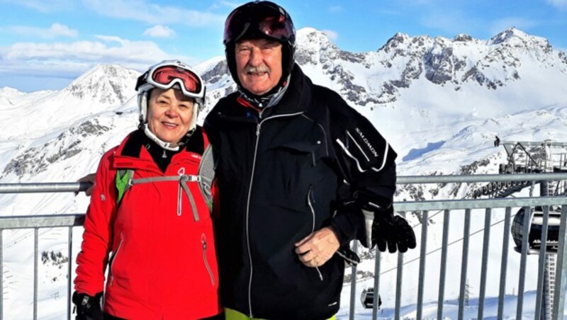 Ex-„Furche“-Chefredakteur Hannes Schopf mit Gattin Sieglinde 2019 auf Skiurlaub in Vorarlberg. Nach einem Ischgl-Aufenthalt 2020 erkrankte Hannes Schopf an Covid-19 und starb. (Bild: AFP)