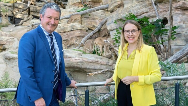 Tiergartendirektor Stephan Hering-Hagenbeck mit Bundesministerin Margarete Schramböck (Bild: HORST BERNHARD)