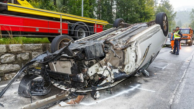 Das Auto wurde bei dem spektakulären Crash massiv beschädigt. (Bild: Bernd Hofmeister)