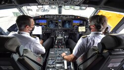 Piloten im Cockpit einer Boeing 737 MAX (Bild: NELSON ALMEIDA / AFP)