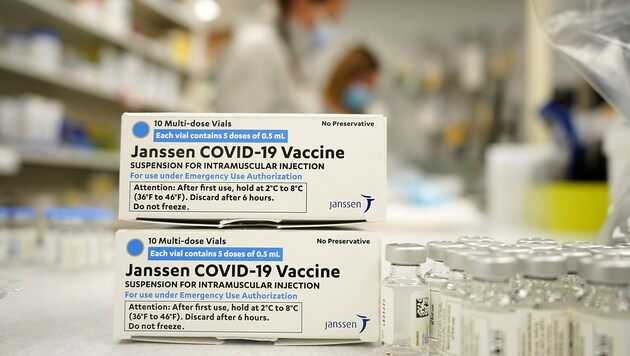 Mehrere Ampullen des Impfstoffs Janssen von Johnson & Johnson (Bild: AP)