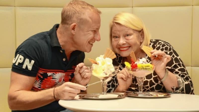 „Krone“-Redakteur Stefan Weinberger und Margarethe Tiesel ließen sich das Eis schmecken. (Bild: Zwefo)