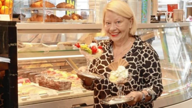 Margarethe Tiesel in ihrem Lieblingseissalon Paolo Bortolotti auf der Wiener Mariahilfer Straße (Bild: Zwefo)