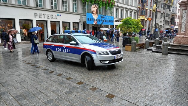 In der Innsbrucker Innenstadt ist zwar ein Polizeiauto zu sehen, von Beamten in den Geschäften fehlt beim Lokalaugenschein jedoch jede Spur. (Bild: Manuel Schwaiger)