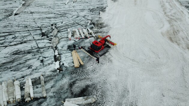 Hintertuxer Gletscher: Vor der Skisaison werden die Planen entfernt (Bild: TenCate Geosynthetics)