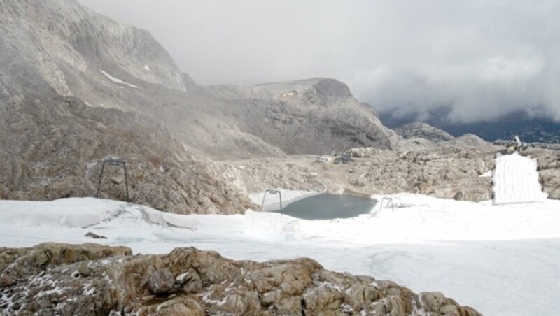 Die Lifttrasse am Dachstein ist mit Vlies bedeckt, um rapiden Rückgang des Eises zu stoppen (Bild: Wenzel Markus)