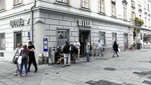 Die Situation am Freitagvormittag: Am Grazer Hauptplatz wurde das „Billa-Eck“ wieder stark belagert. (Bild: Christian Jauschowetz)
