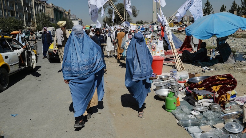 Frauen in Burka auf einem Flohmarkt in Kabul (Bild: AFP)