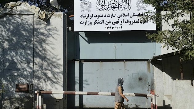 Das einstige Frauenministerium der afghanischen Regierung wurde unter den Taliban ein „Tugendministerium“, wie das Schild über dem Eingangstor verrät. (Bild: AFP)