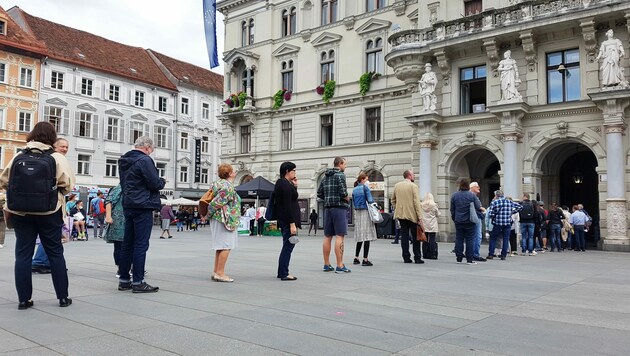 Schlange vor dem Rathaus beim vorgezogenen Wahltag in Graz (Bild: APA/PETER KOLB)