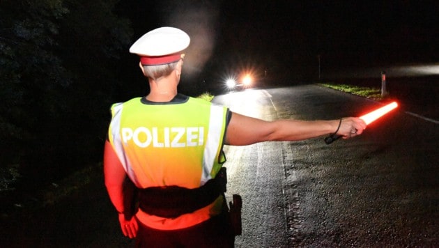 Ausgestattet mit Leuchtstab und Uniformen spielten unbekannte Täter Polizisten (Symbolbild) (Bild: Sobe Hermann)