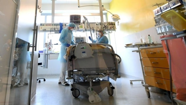 Ein Corona-Patient wird auf einer Intensivstation behandelt. (Bild: APA/HELMUT FOHRINGER)