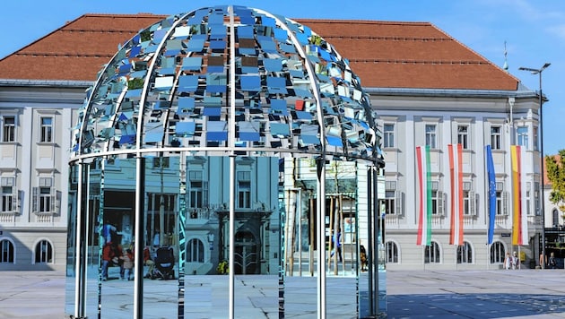 Die Bachmann-Kuppel, die 2021 in Klagenfurt am Neuen Platz stand, kommt nun nach Wien (Bild: Armin Guerino)