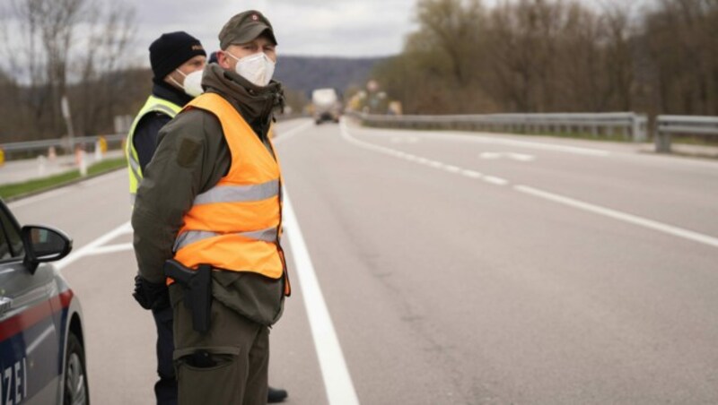 Bei den in der Nacht auf Samstag gestarteten Corona-Ausreisekontrollen aus dem Bezirk Braunau ist es bis zum Mittag an den Checkpoints zu keinen längeren Wartezeiten gekommen. (Bild: Johannes Weigl)