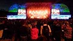 Blick auf die Festbühne am 38. Donauinselfest während des Konzerts der österreichischen Sängerin Avec. (Bild: APA/FLORIAN WIESER)