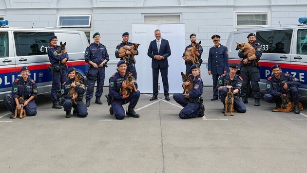 Innenminister Karl Nehammer (ÖVP) mit den neuen Diensthunde-Welpen und ihren Hundeführern. (Bild: BMI-Karl Schober)