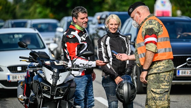 Die Motorradfahrer Anita Pieringer und Josef Pollach stiegen für die Kontrolle extra ab. (Bild: Alexander Schwarzl)