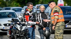 Die Motorradfahrer Anita Pieringer und Josef Pollach stiegen für die Kontrolle extra ab. (Bild: Alexander Schwarzl)