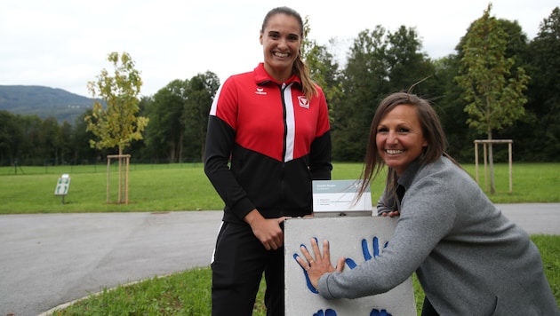 Auf der neuen Straße der Sieger in Rif verewigt: Ex-Karate-Weltmeisterin Alisa Buchinger (li.) und Snowboard-Evergreen Claudia Riegler. (Bild: Tröster Andreas)