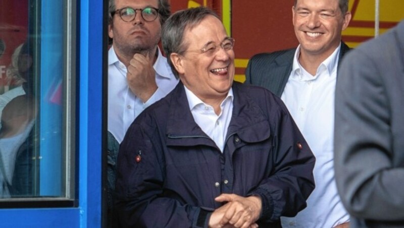 Verstörender Moment: Während der deutsche Bundespräsident zu den Opfern der Flutkatastrophe spricht, lacht Unions-Kanzlerkandidat Armin Laschet im Hintergrund. (Bild: dpa)