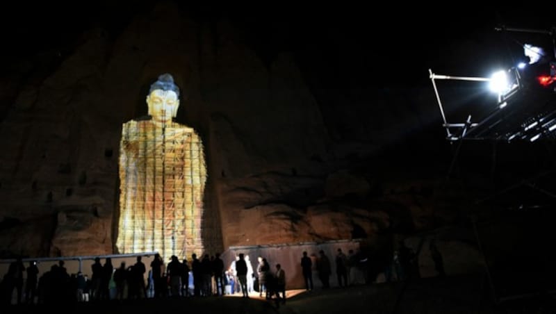 Zum Gedenken an ihre Zerstörung vor 20 Jahren wurde im März diese 56 Meter hohe Buddha-Statue als 3D-Projektion kurz wieder zum Leben erweckt. (Bild: APA/AFP/Wakil KOHSAR)