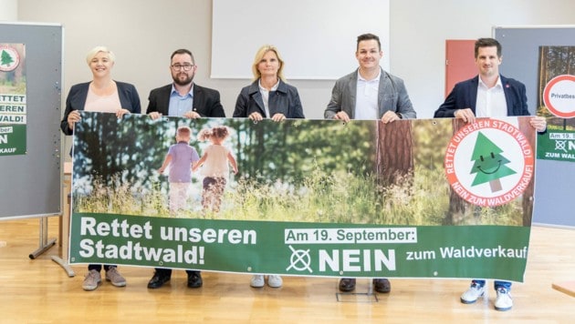 Die Opposition machte in Bruck gegen den Waldverkauf mobil. (Bild: Meieregger)
