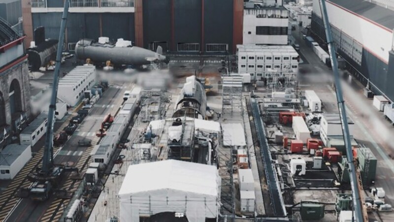 Die Atom-U-Boote „Perle“ and „Saphir“im Hafen von Cherbourg bei Reparaturarbeiten. (Bild: Naval Group / AFP)