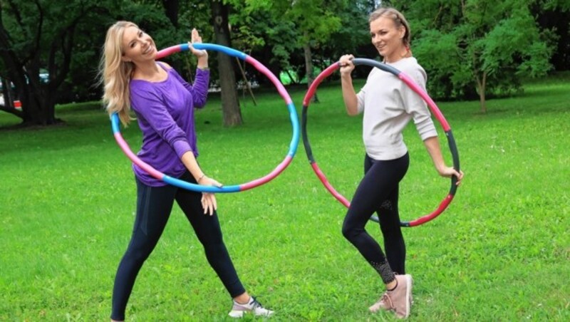 Beweglich: Nina Kraft und „Krone“-Redakteurin Marie Leopoldsberger beim Hula-Hoop-Training (Bild: Tomschi Peter)