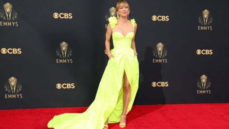 Kaley Cuoco in einem neongelben Kleid von Vera Wang (Bild: APA/Rich Fury/Getty Images/AFP)