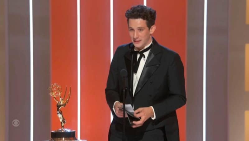 Josh O‘Connor wurde für seine Verkörperung von Prinz Charles als bester männlicher Hauptdarsteller mit einem Emmy in einer Dramaserie ausgezeichnet. (Bild: APA/Television Academy via AP)