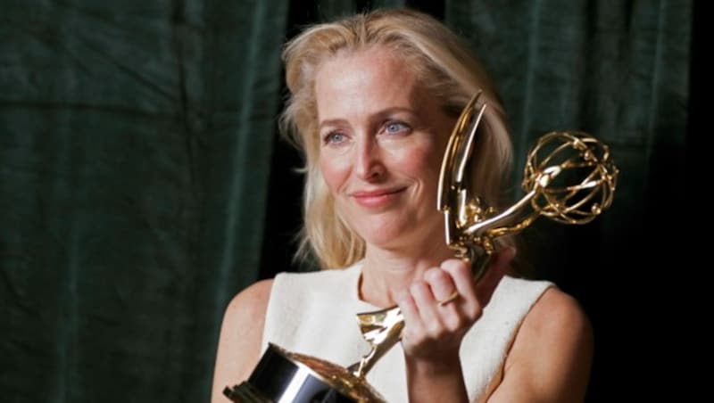 Gillian Anderson mit ihrem Emmy-Award, den sie für ihre Rolle als britische Premierministerin Margaret Thatcher gewonnen hat. (Bild: PETER NICHOLLS / REUTERS / picturedesk.com)