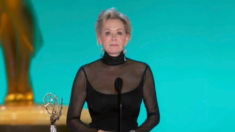 Jean Smart bei der Entgegennahme ihres Emmys als beste Darstellerin in der Comedy-Serie „Hacks“. (Bild: APA/Television Academy via AP)