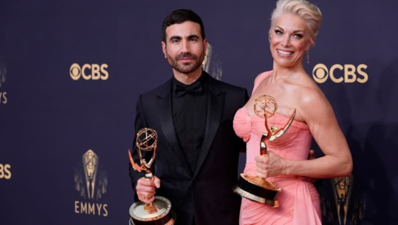 Brett Goldstein und Hannah Waddingham mit ihren Emmys als beste Nebendarsteller in der Serie „Ted Lasso“ (Bild: APA/AP)