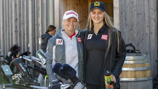 Am Wochenende golften die Vorarlberger Speedspezialistinnen Ariane Rädler (li.) und Nina Ortlieb in Lech beim 2. GOING FOR GOLD Charityturnier. (Bild: Maurice Shourot)