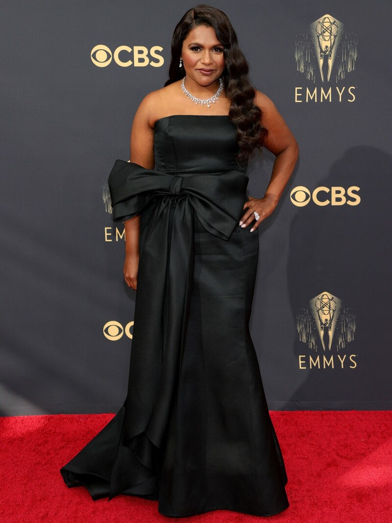 Mindy Kaling trug eine schwarze Robe mit XXL-Schleife von Carolina Herrera. (Bild: 2021 Getty Images)