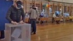 Überwachungsvideos, die auf Twitter und in anderen sozialen Medien kursieren, sollen eine groß angelegte Wahlmanipulation in Russland dokumentieren. Die Aufnahmen zeigen Personen, die Stimmzettel in Wahlurnen stopfen. (Bild: twitter.com/LMorgenbesser)
