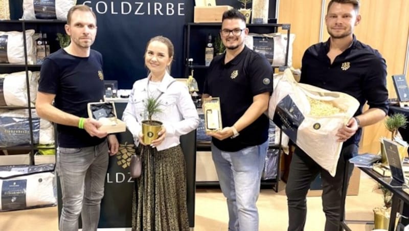 Bei der "Goldzirbe" wurden herrlich duftende Zirbenprodukte, die von Bettdecken über Kissen bis hin zu Smartphone-Hüllen reichen, präsentiert. (Bild: Hronek Eveline)