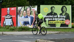 SPD-Kandidat Olaf Scholz führt weiterhin in den Umfragen. Doch aufgrund vieler unentschlossener Wähler ist das Rennen um das Kanzleramt noch nicht entschieden. (Bild: APA/dpa/Arne Dedert)