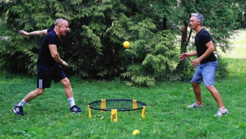 Ideale Parkettvorbereitung im Wiener Türkenschanzpark: Bei Spikeball ist Beinarbeit gefragt. (Bild: Zwefo)