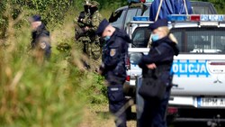 Polnische Polizisten und Soldaten an der Grenze zu Weißrussland (Bild: AP)