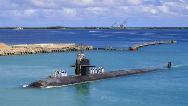 Ein US-amerikanisches U-Boot der Navy vor der Insel Guam im westlichen Pazifik, einem Überseegebiet der USA. (Bild: AP)